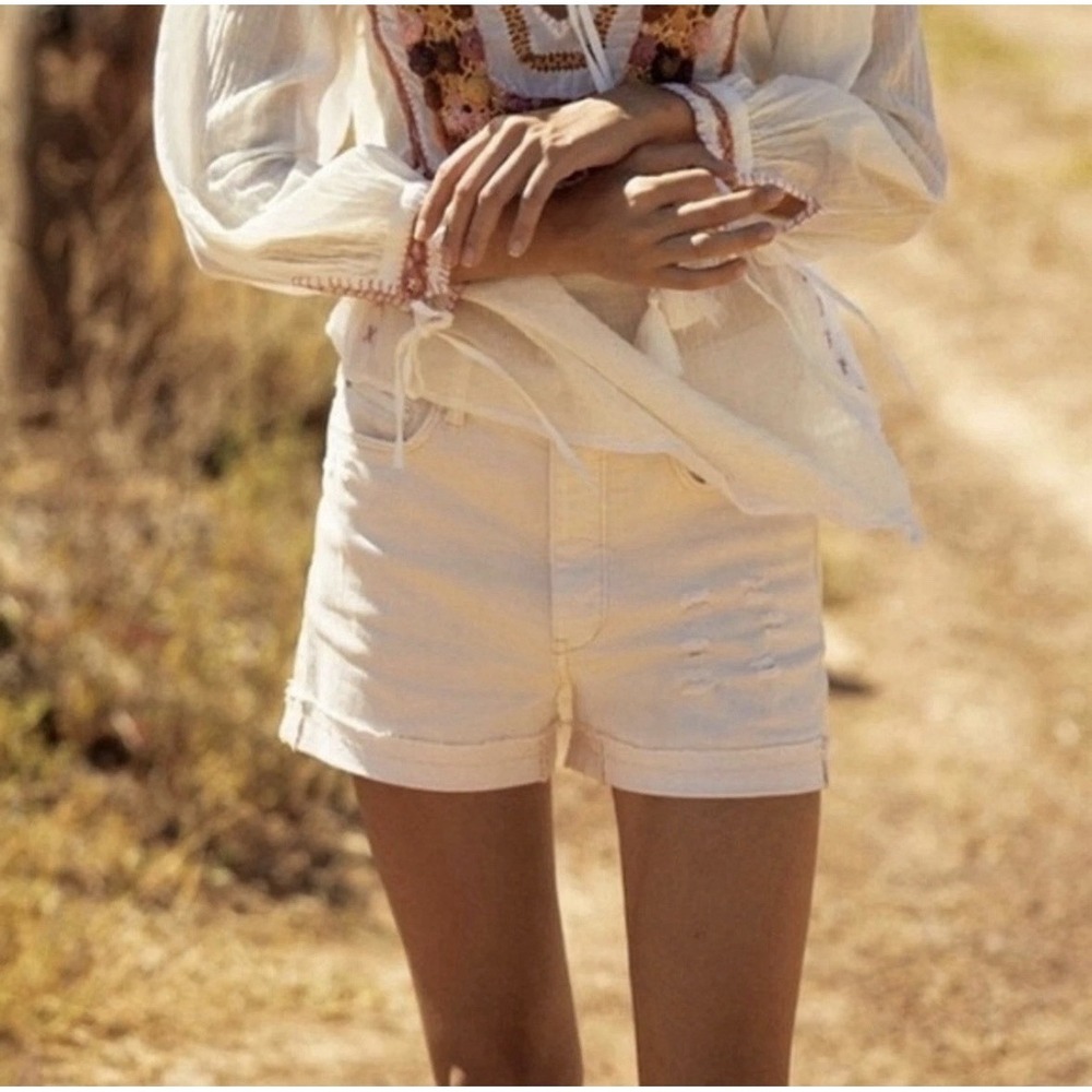 Pilcro by Anthropologie Ivory Distressed Cuffed Denim Short Sz 28 (meas 29)